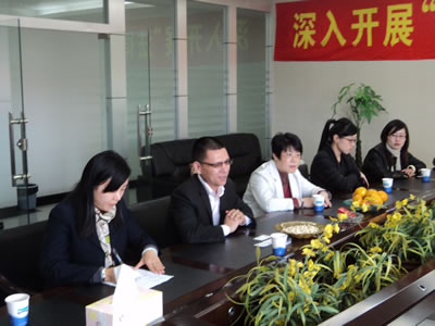 上海滬工閥門廠董事長(zhǎng)楊猛向司法局
工商聯(lián)領(lǐng)導(dǎo)匯報(bào)企業(yè)當(dāng)前情況