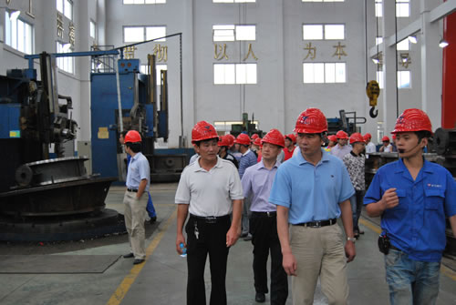在滬工閥門生產部部長楊張仁陪同下華亭鎮人大代表主席沈陽同志視察上海滬工閥門廠金加工車間