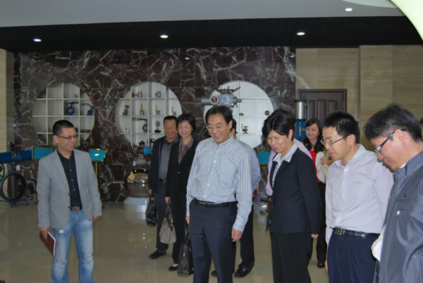 滬工黨支部書記、董事長楊猛向沙部長介紹公司取得的榮譽(yù)證書與獎(jiǎng)牌