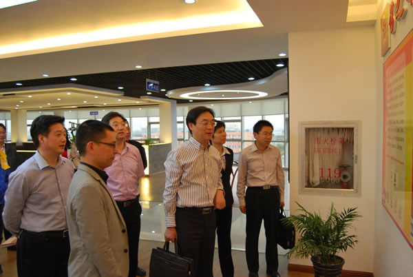 沙部長參觀公司民兵應(yīng)急分隊(duì)辦公區(qū)