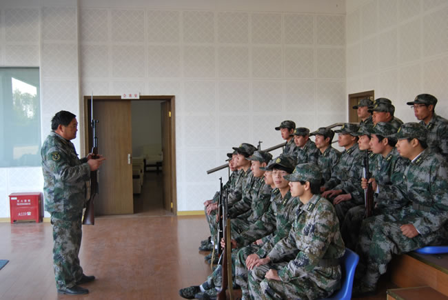 在訓(xùn)練基地里開展訓(xùn)練圖(6)