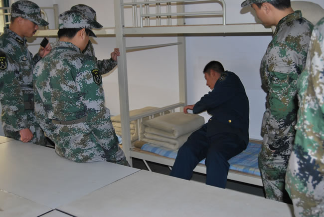 在訓(xùn)練基地里開展訓(xùn)練圖(2)