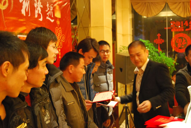 滬工閥門集團副總經理翁中程為公司2013年度文明員工頒獎