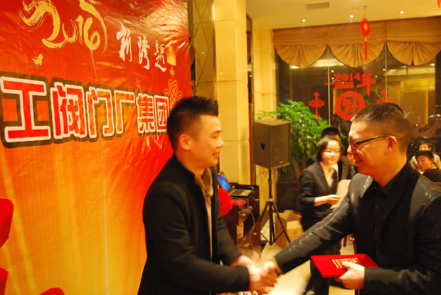 滬工閥門集團董事長楊猛為公司2013年度銷售冠軍蔣少飛頒獎