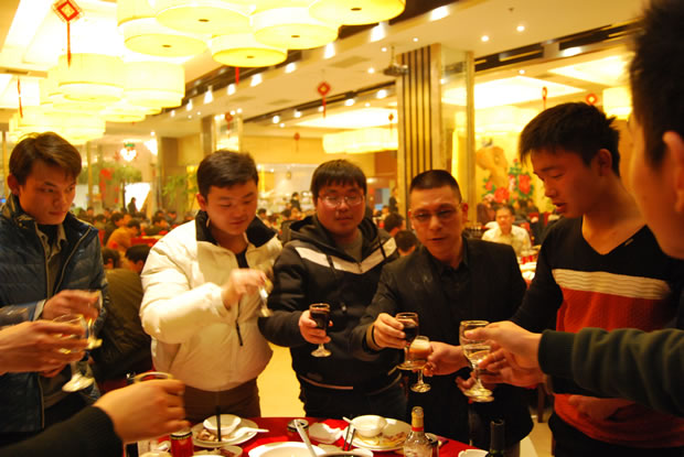 滬工閥門集團董事長楊猛向員工敬酒