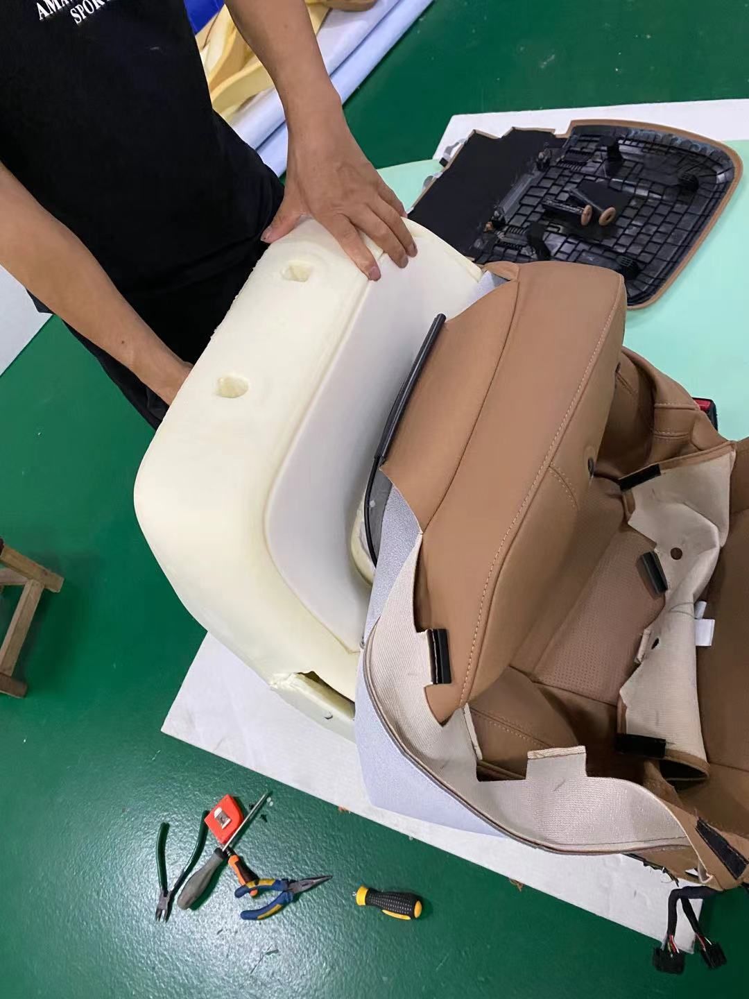 同樣在背部也加裝了換能器。